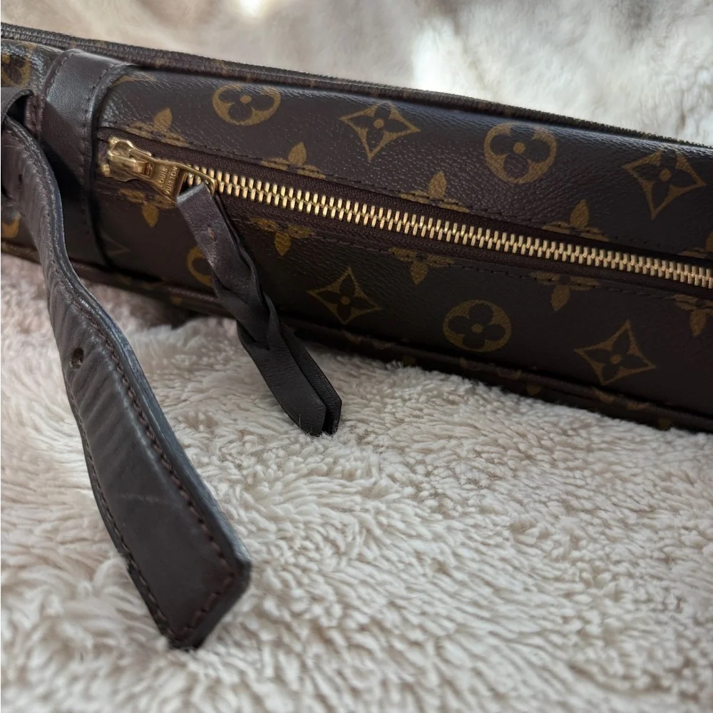 Louis Vuitton Porte-Documents Vertical Edition Bag with strap